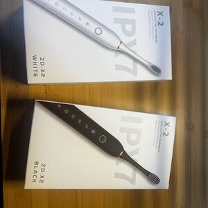 ZD-X2 Electric Toothbrush Set in Black and White